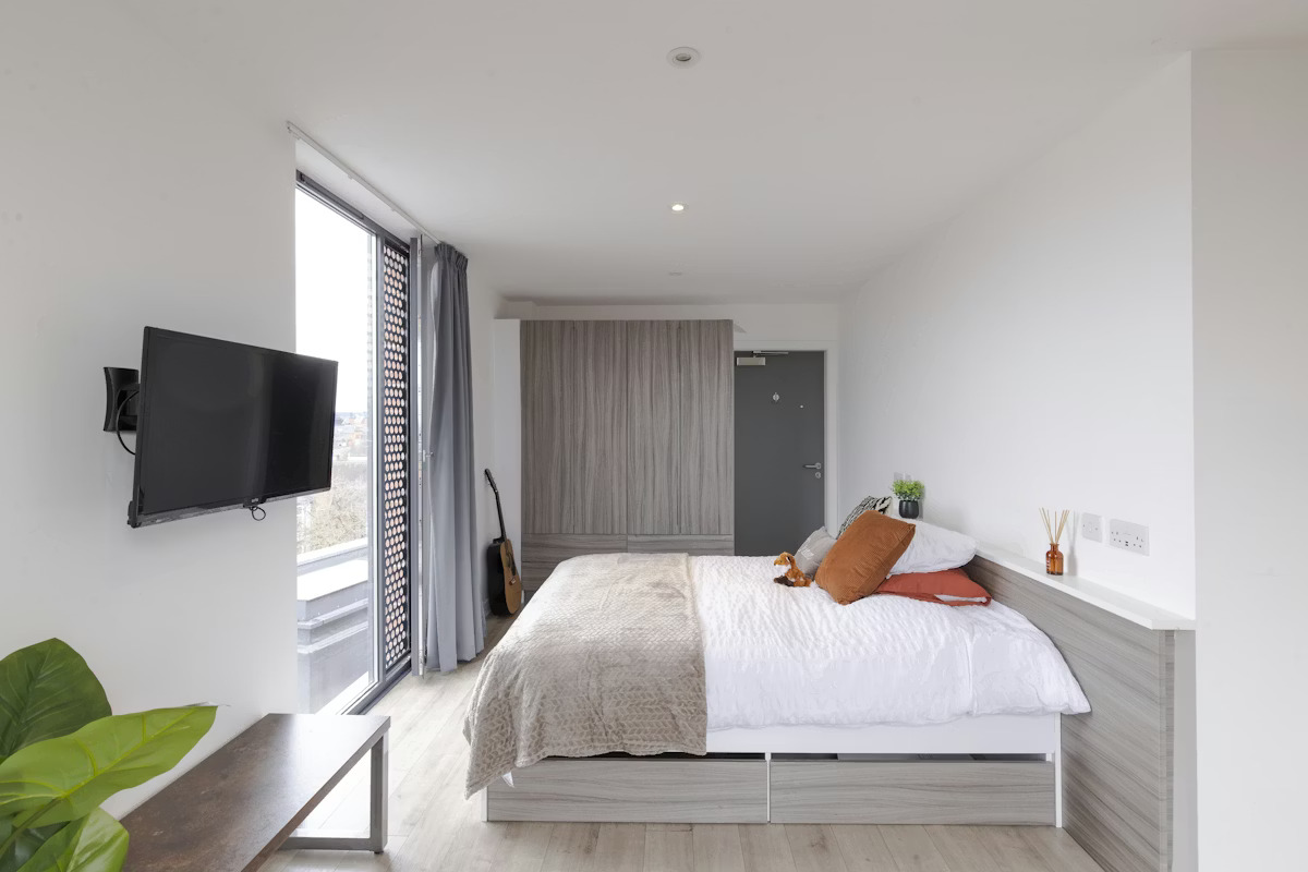 Lumya Leicester