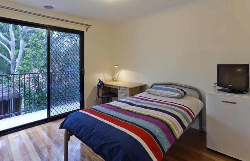 Find Student near Deakin University UL