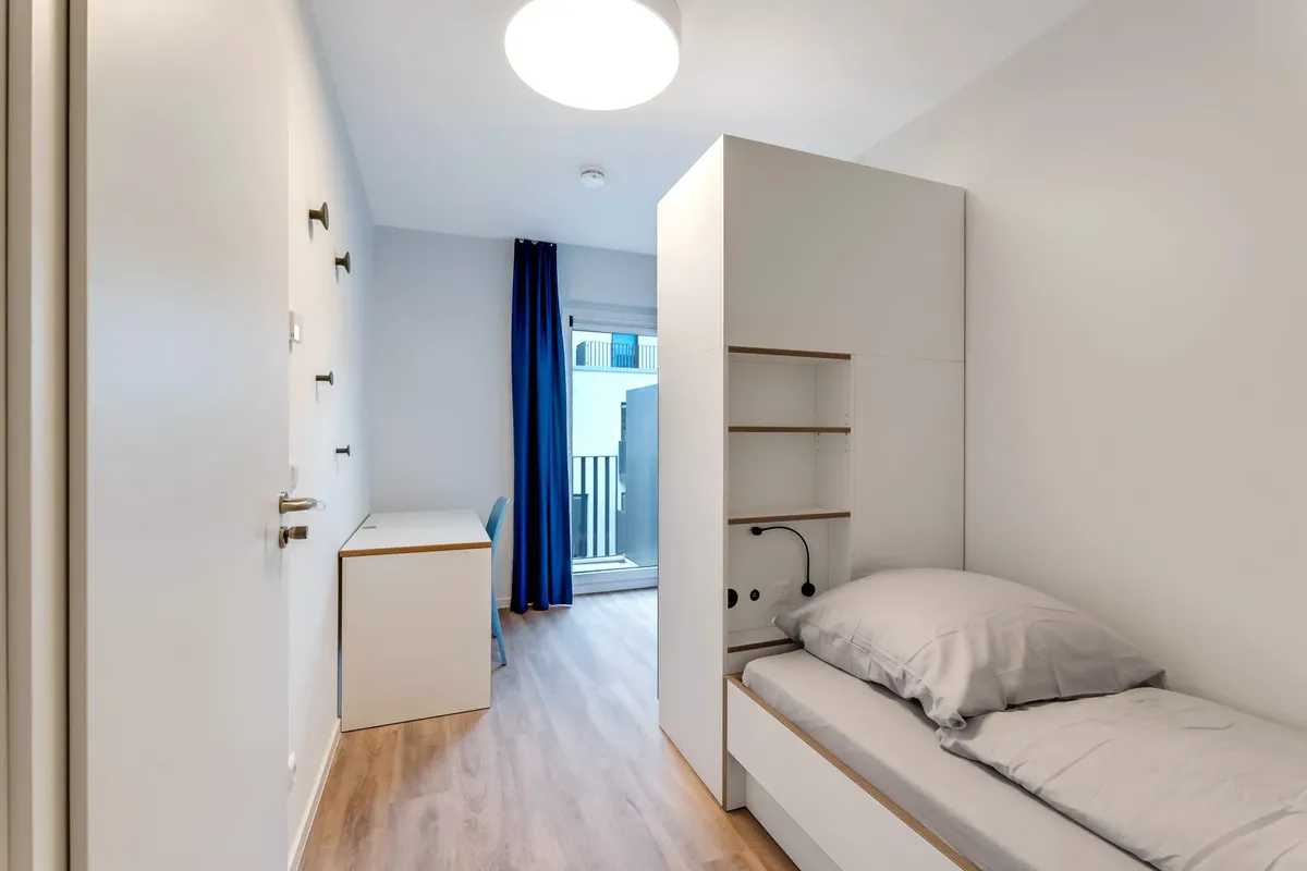 Fully furnished private room with balcony in a 5 people shared mixed apartment Berlin 1