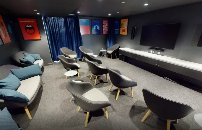 iQ Shoreditch London 9