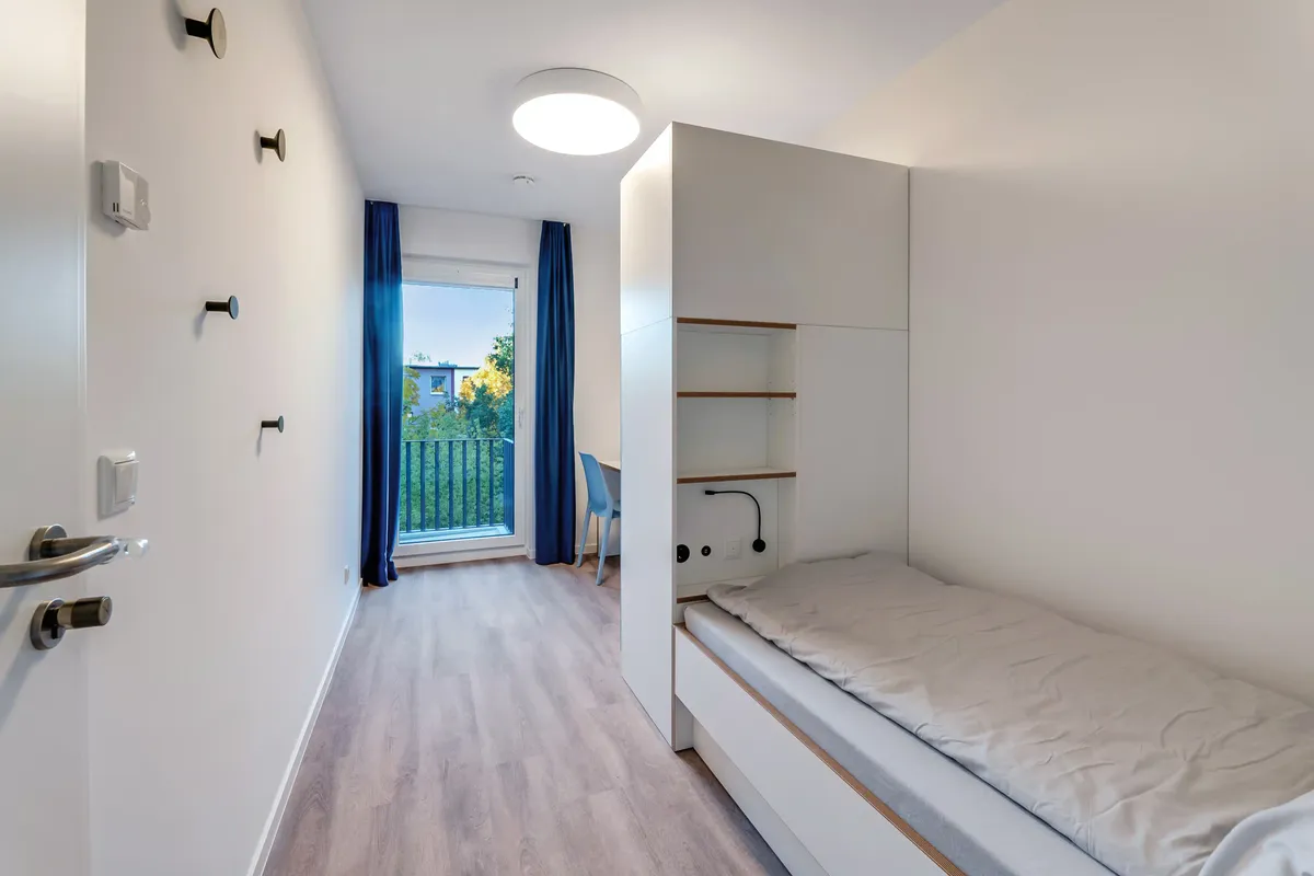 Fully furnished private room with balcony for a female in a 5 people shared mixed apartment Berlin