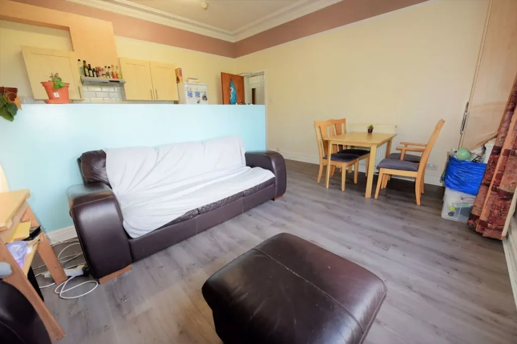 8 Wood Lane, Flat 2 Leeds