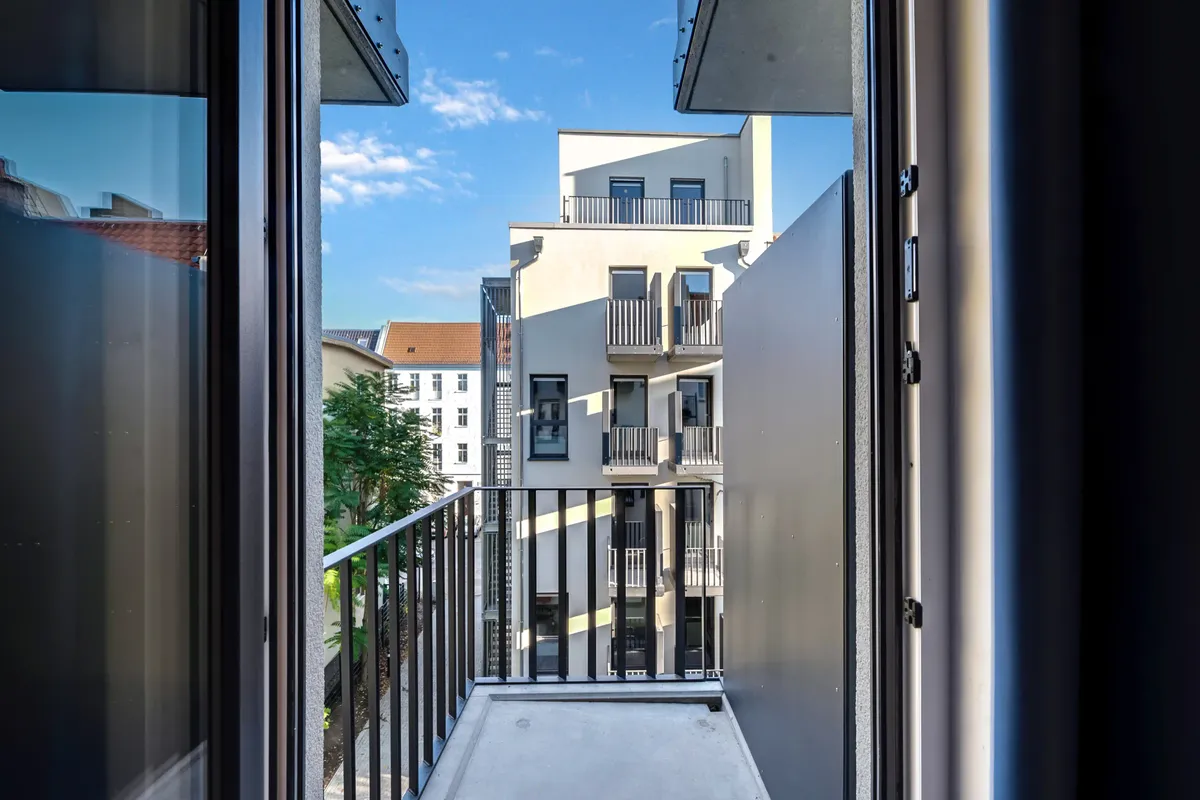 Fully furnished private room with balcony for a female in a 5 people shared mixed apartment Berlin 1