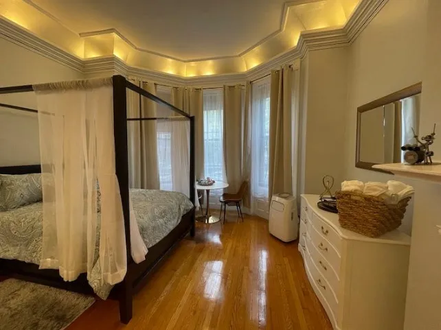 Oversized Furnished Brownstone Studio in Back Bay Boston 8