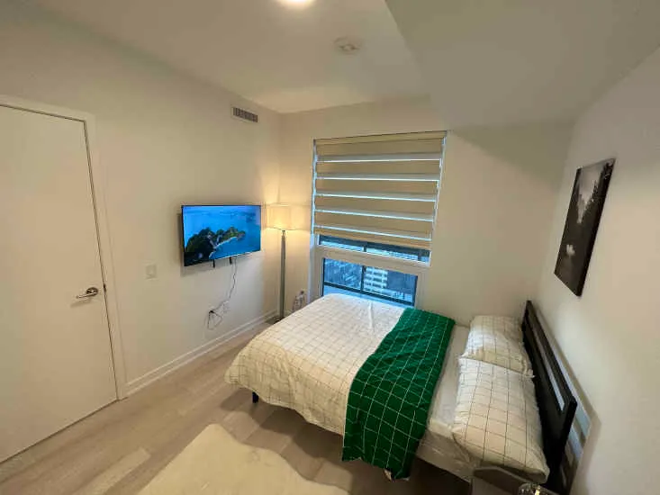 39 Roehampton Ave Toronto 9