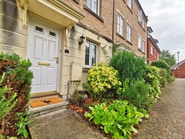 5 Watson Place Exeter 1