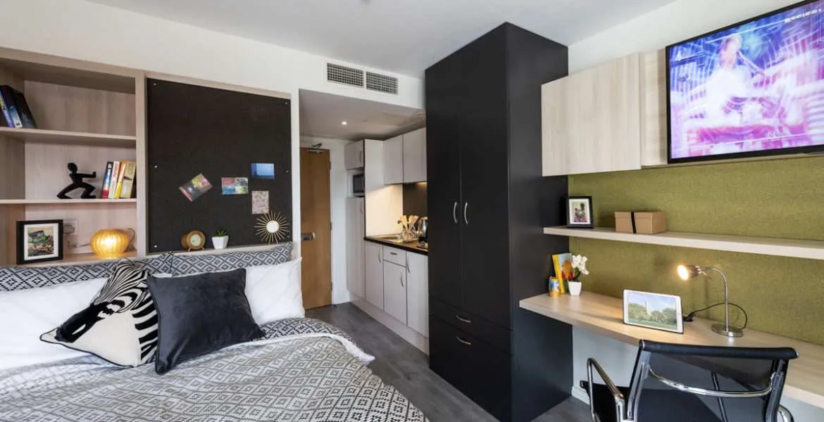 The Lyra London 4